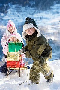 在雪地里玩耍的孩子们图片