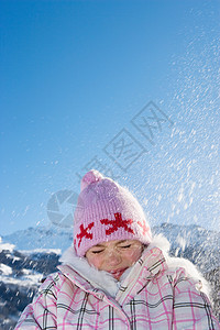 小女孩身上落着雪图片