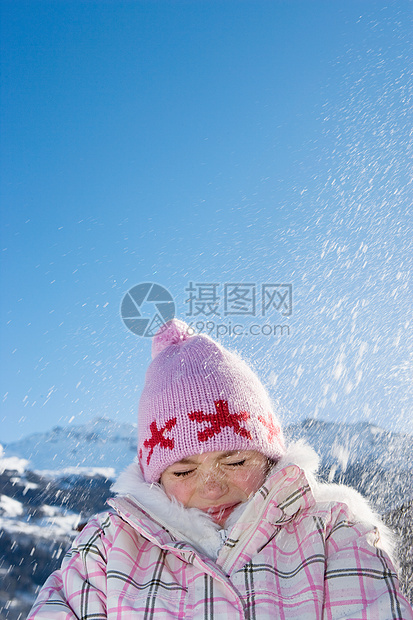 小女孩身上落着雪图片