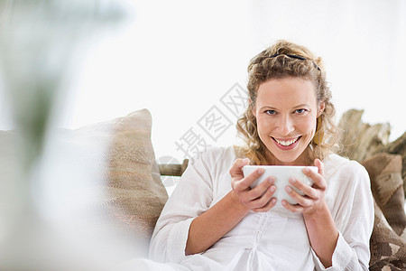 中年妇女喝茶图片