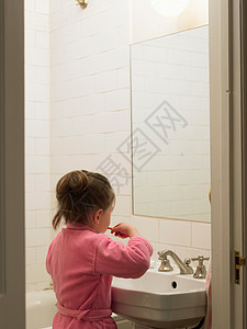 女孩在浴室刷牙图片