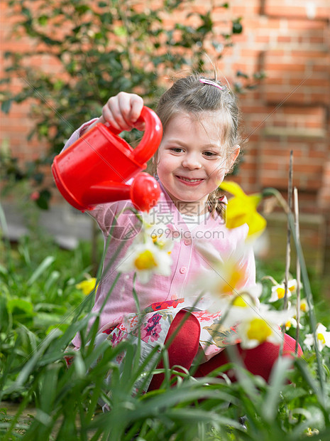 在花园浇花的女孩图片