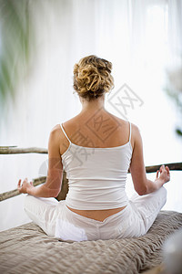 做瑜伽的中年妇女图片