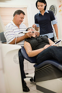 牙科诊所的人图片