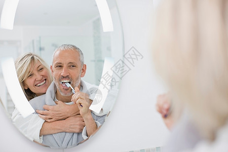 男人和妻子刷牙图片