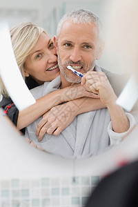 男人和妻子刷牙图片