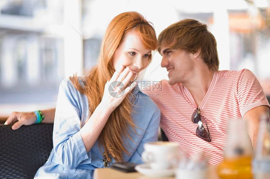 年轻的笑夫妻喝咖啡图片