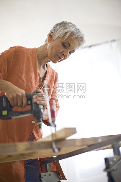 做机械技能的女人图片