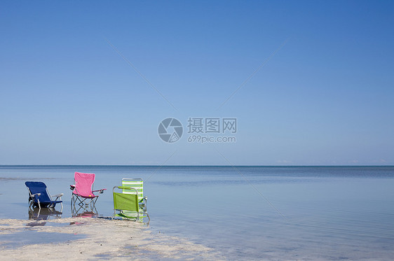 沙滩上的三张沙滩椅图片