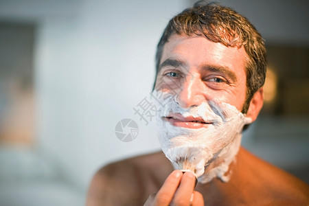男人在浴室里刮胡子图片
