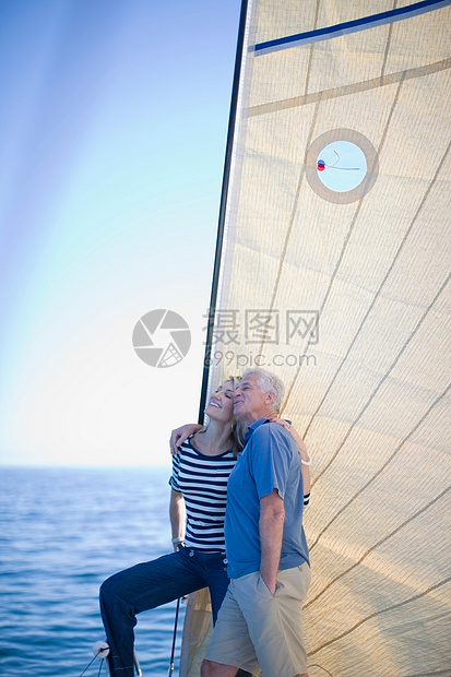 老夫妇站在帆船上图片