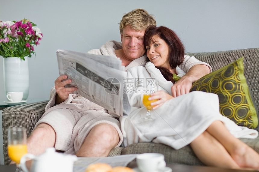 穿着浴袍的夫妇吃早餐图片
