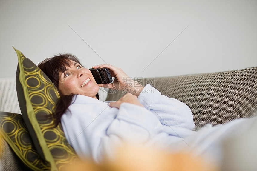 穿着浴袍的女人在打电话图片