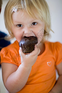 吃巧克力松饼的小女孩图片