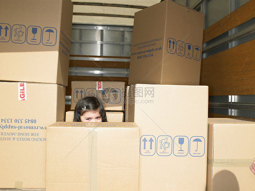 躲在移动货车盒子后的女孩图片
