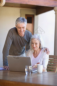 老年夫妇一起使用笔记本电脑图片