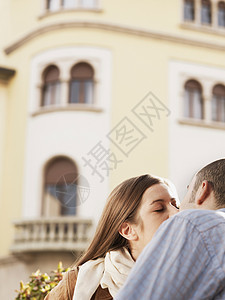 年轻夫妇在街上接吻图片