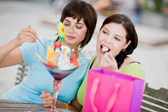 吃冰淇淋的两个女人图片