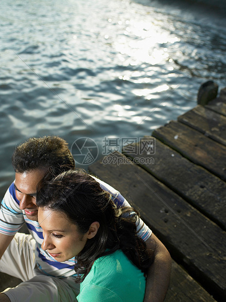 一对夫妇一起坐在码头上图片