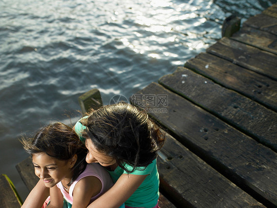 妈妈和女儿坐在码头上图片