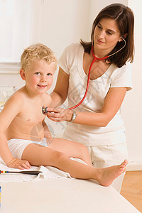 儿科医生帮孩子治疗3至4岁高清图片素材
