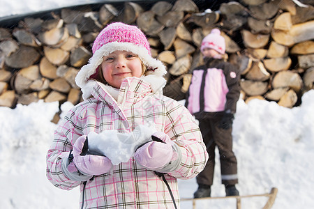 在雪地里玩得开心的年轻女孩图片