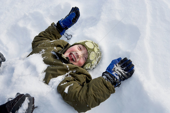 小男孩躺在雪地里图片