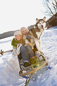 带着狗与雪橇的冬季旅行图片