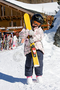 拿滑雪板的女孩背景图片