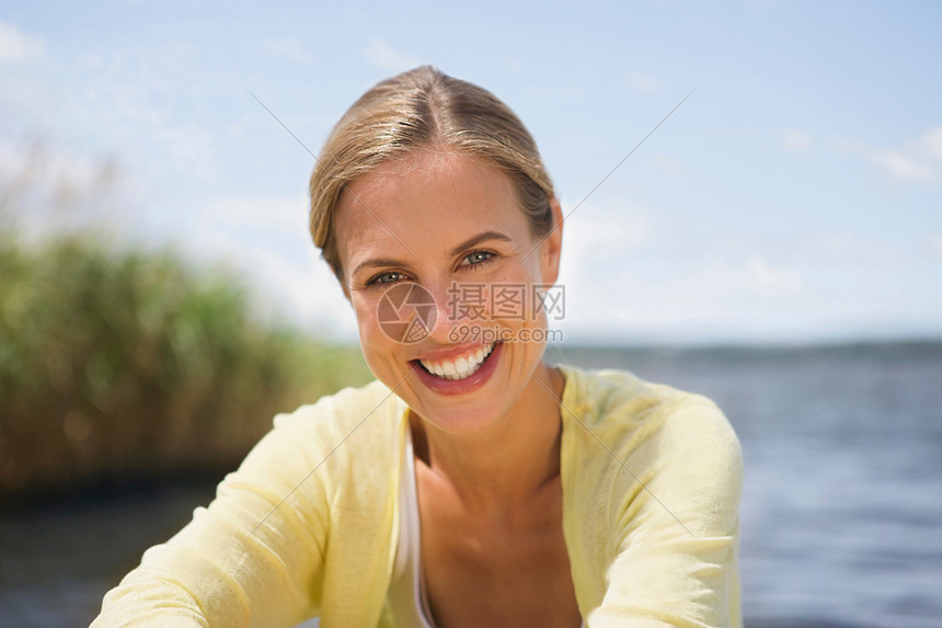 一个微笑的女人的户外肖像图片