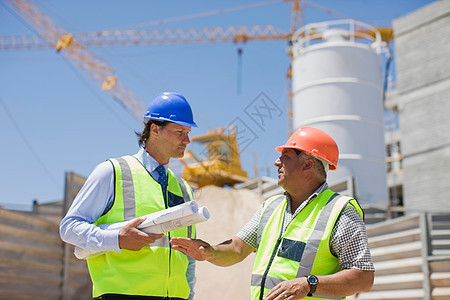 建筑师与建筑工人交谈背景图片