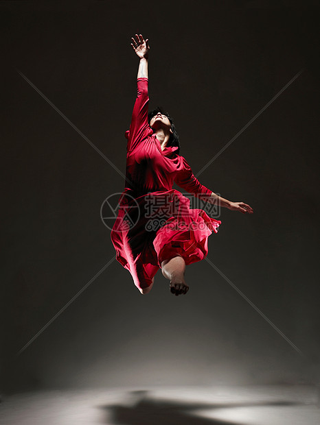 穿红衣服的女人在跳舞图片