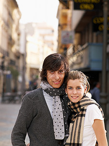 年轻夫妇站在街上图片