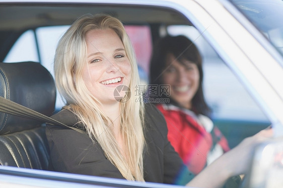 开车的女人图片