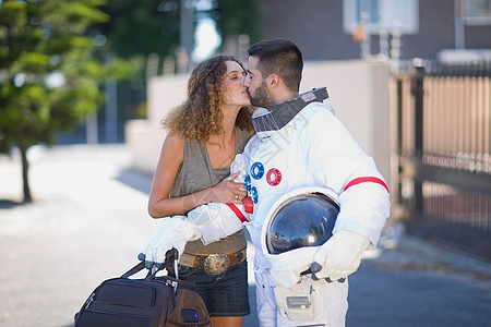亲吻宇航员的女人图片