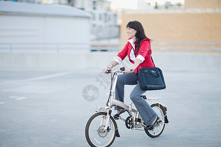 骑自行车的女人图片