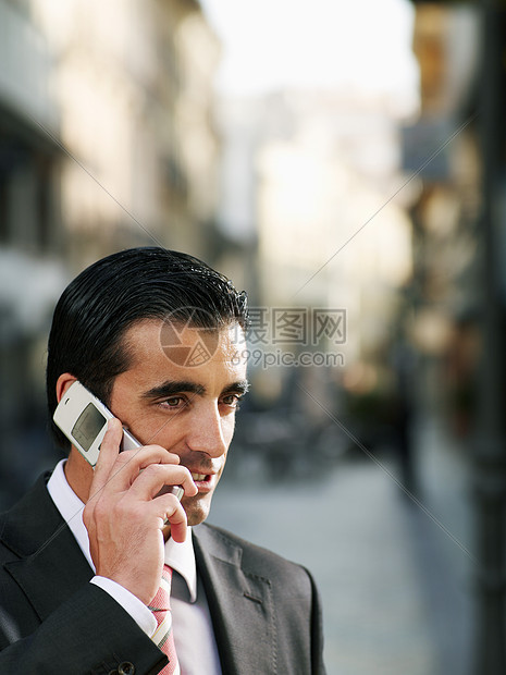 街上打电话的年轻商人图片