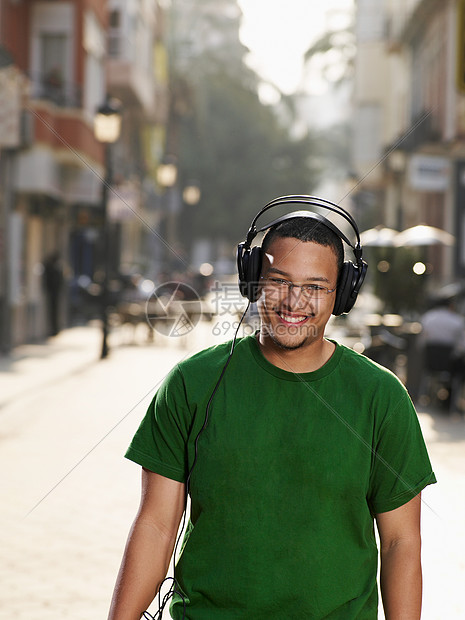 街上戴耳机的年轻人图片