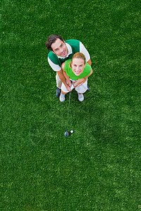 外国留学打高尔夫球的情侣背景