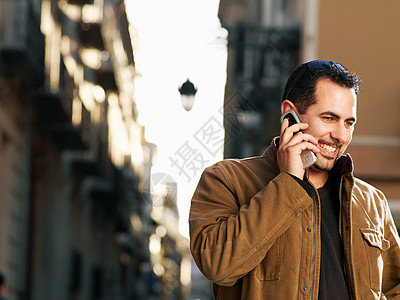 街上打手机的年轻人图片
