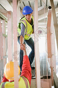 女建筑师和建筑工人图片