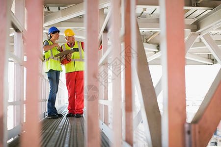 建筑师和建筑商讨论背景图片