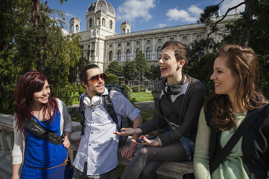 一群年轻人交谈