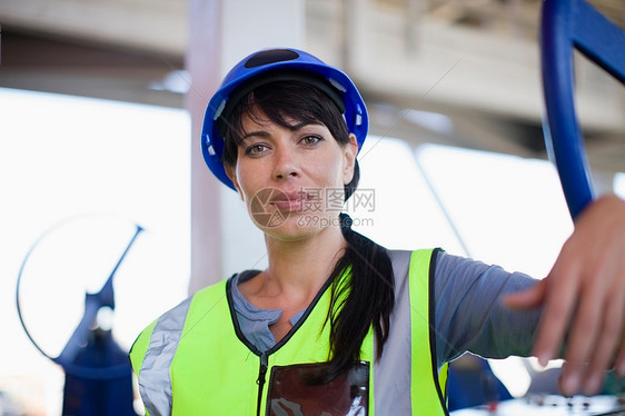 一位女性建筑工人的肖像图片