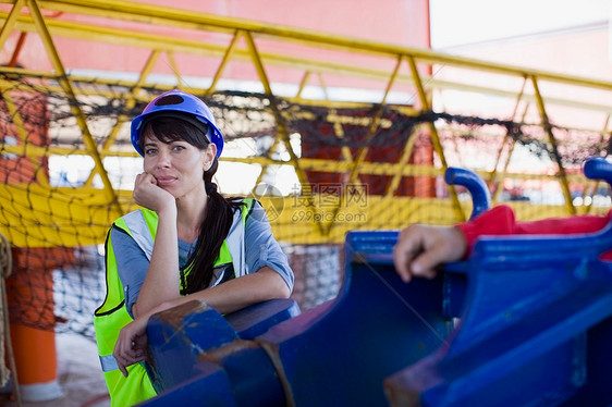 一位女性建筑工人的肖像图片