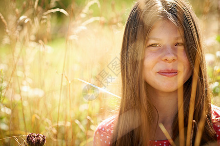 草丛中微笑的少女图片