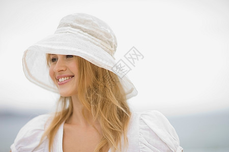 外国留学戴帽子的微笑女人背景