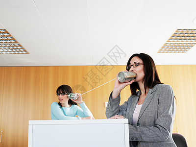 女商人用锡罐对话图片