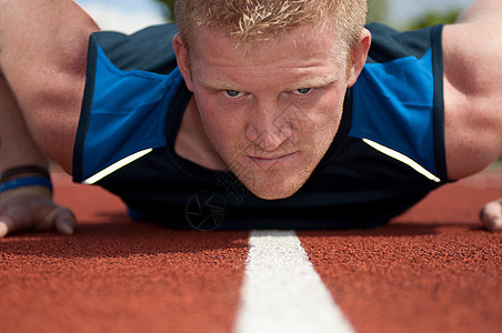运动员在跑道上做俯卧撑图片