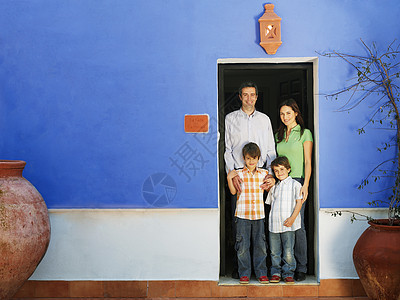 父母和两个儿子站在门口图片